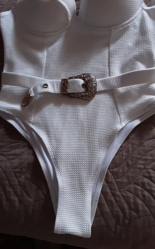 Costume intero bianco con cintura