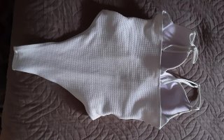 Costume intero bianco con cintura