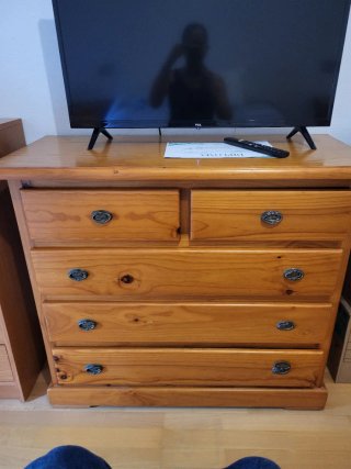 Cómoda de madera marrón