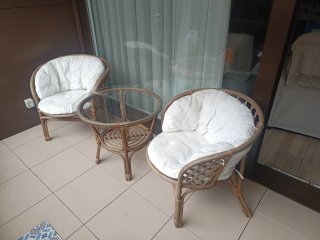 Mesa y 2 sillas de ratán para terraza