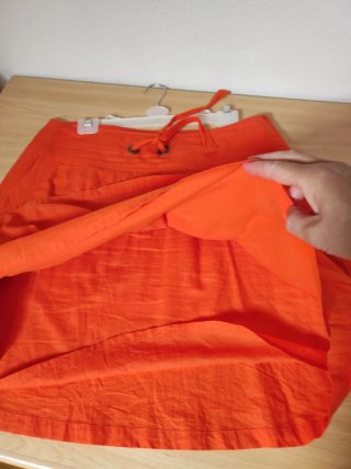 Falda naranja corta