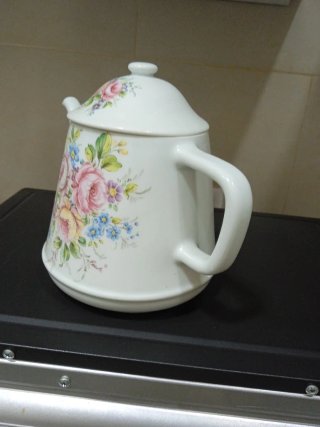 Tetera de cerámica con flores