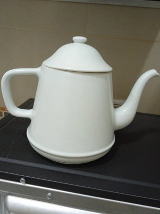 Tetera de cerámica con flores