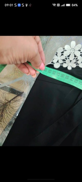 Blusa nera con fiori bianchi