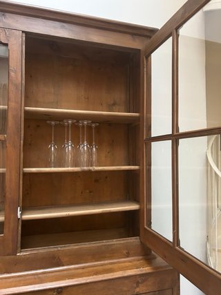 Mueble vitrina madera y cristal