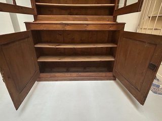 Mueble vitrina madera y cristal