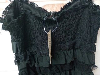 Vestido de fiesta negro con volantes