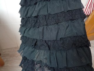 Vestido de fiesta negro con volantes