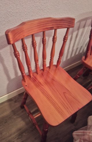 Mesa de pino con cajón. 6 sillas