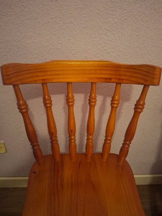 Mesa de pino con cajón. 6 sillas