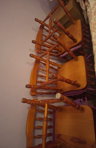 Mesa de pino con cajón. 6 sillas