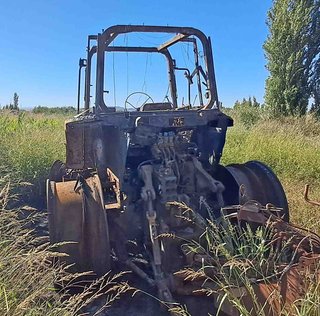 1 Tractor John Deere 7700 y otro 7800 calcinados.