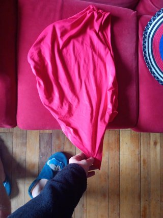 Camiseta roja de un hombro Talla S