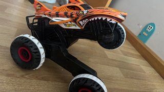 Monster Truck Tiburón Hot Wheels Teledirigido