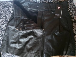 Pantalón polipiel Guess negro sin estrenar