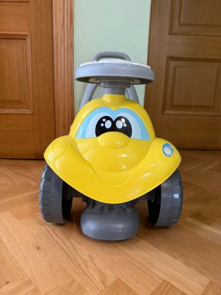 Coche correpasillos Chicco amarillo