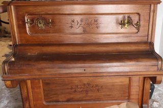 Piano de pared madera tallada