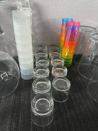 Vasos de chupito multicolor y transparentes
