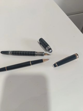 Pluma y bolígrafo Montblanc negro y dorado