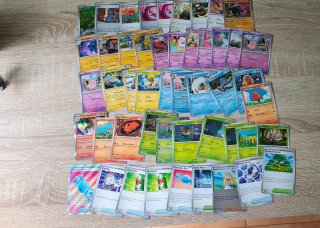 Estuche Pokémon con cartas, figura y moneda