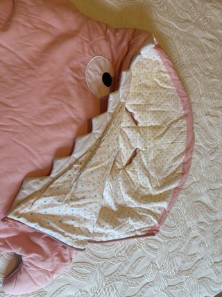 Saco bebé tiburón rosa Baby Bites