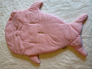 Saco bebé tiburón rosa Baby Bites