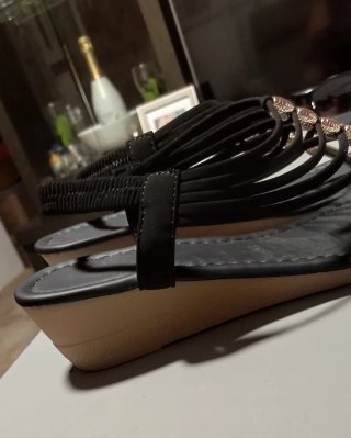 Sandalias cuña negras con detalles dorados