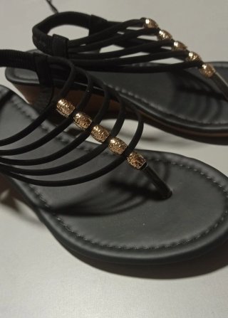 Sandalias cuña negras con detalles dorados