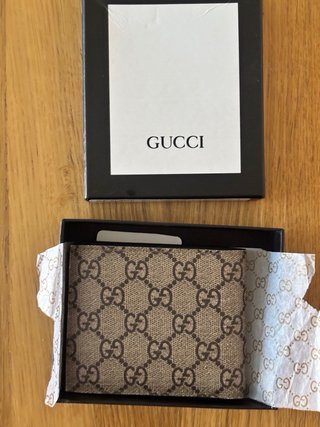 Cartera Gucci GG Supreme con abeja