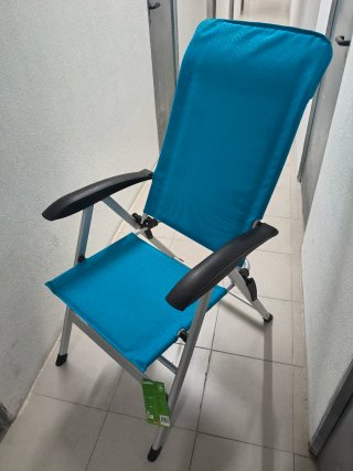 Silla reclinable Carrefour azul/plata de aluminio.