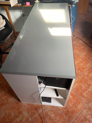 Escritorio de cristal y madera