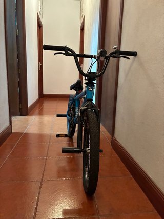 Bicicleta BMX azul para saltos