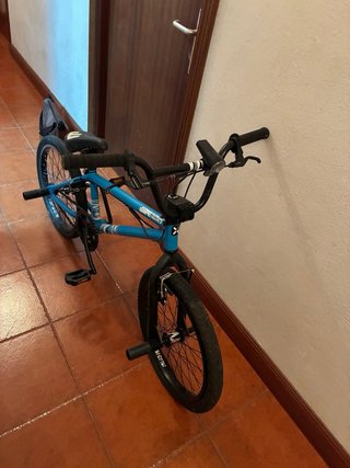 Bicicleta BMX azul para saltos