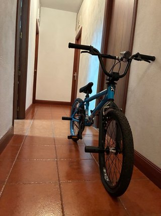 Bicicleta BMX azul para saltos
