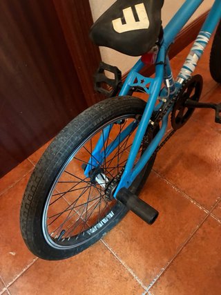 Bicicleta BMX azul para saltos