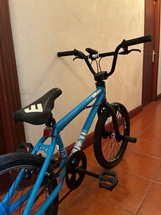 Bicicleta BMX azul para saltos