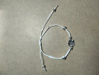 Pulsera Macramé Árbol Vida Plateada y Blanca.