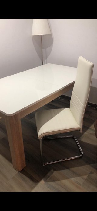 Mesa de salón y 4 sillas