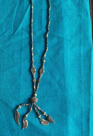 Collar artesanal con abalorios dorados y grises