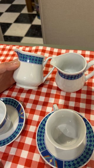 Juego 5 tazas, 2 jarras y azucarero