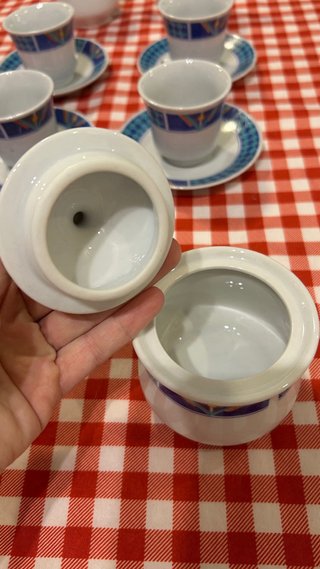 Juego 5 tazas, 2 jarras y azucarero
