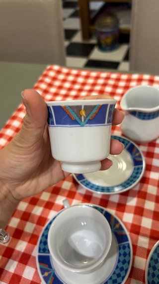 Juego 5 tazas, 2 jarras y azucarero
