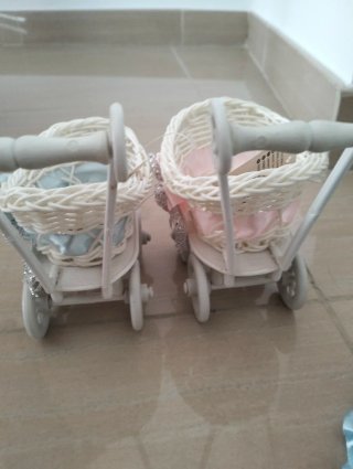 Ceste e passeggini decorativi per neonati. Nuovo