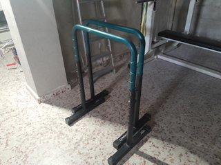 Press de banca, mancuernas, discos y polea.