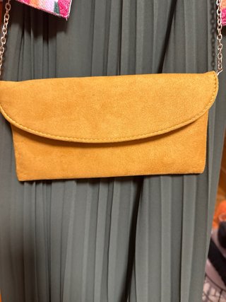 Vestido verde con chaleco bordado y bolso
