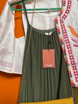 Vestido verde con chaleco bordado y bolso