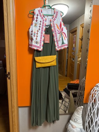 Vestido verde con chaleco bordado y bolso