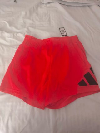 Pantalón corto Adidas rojo
