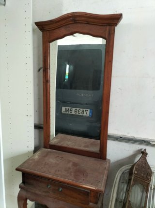 Tocador antiguo de madera con espejo
