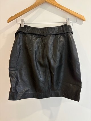 Falda de cuero negra con cinturón